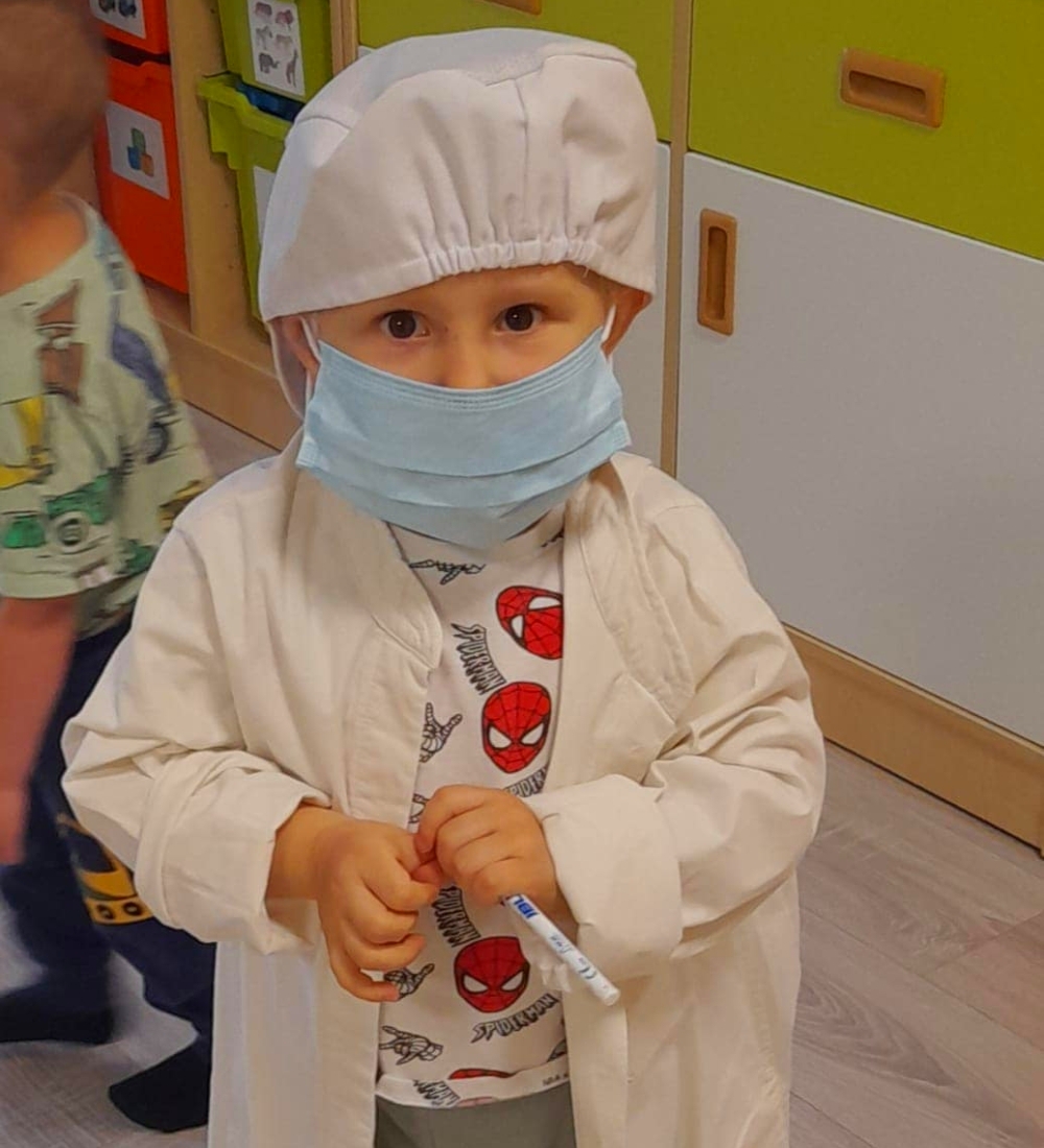 Dziecko przebrane za lekarza